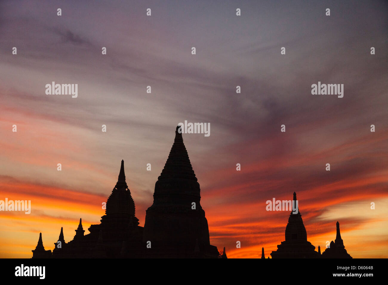 Die Stupas und Pagoden von Bagan, Myanmar, Silhouette nach Sonnenuntergang 7 Stockfoto