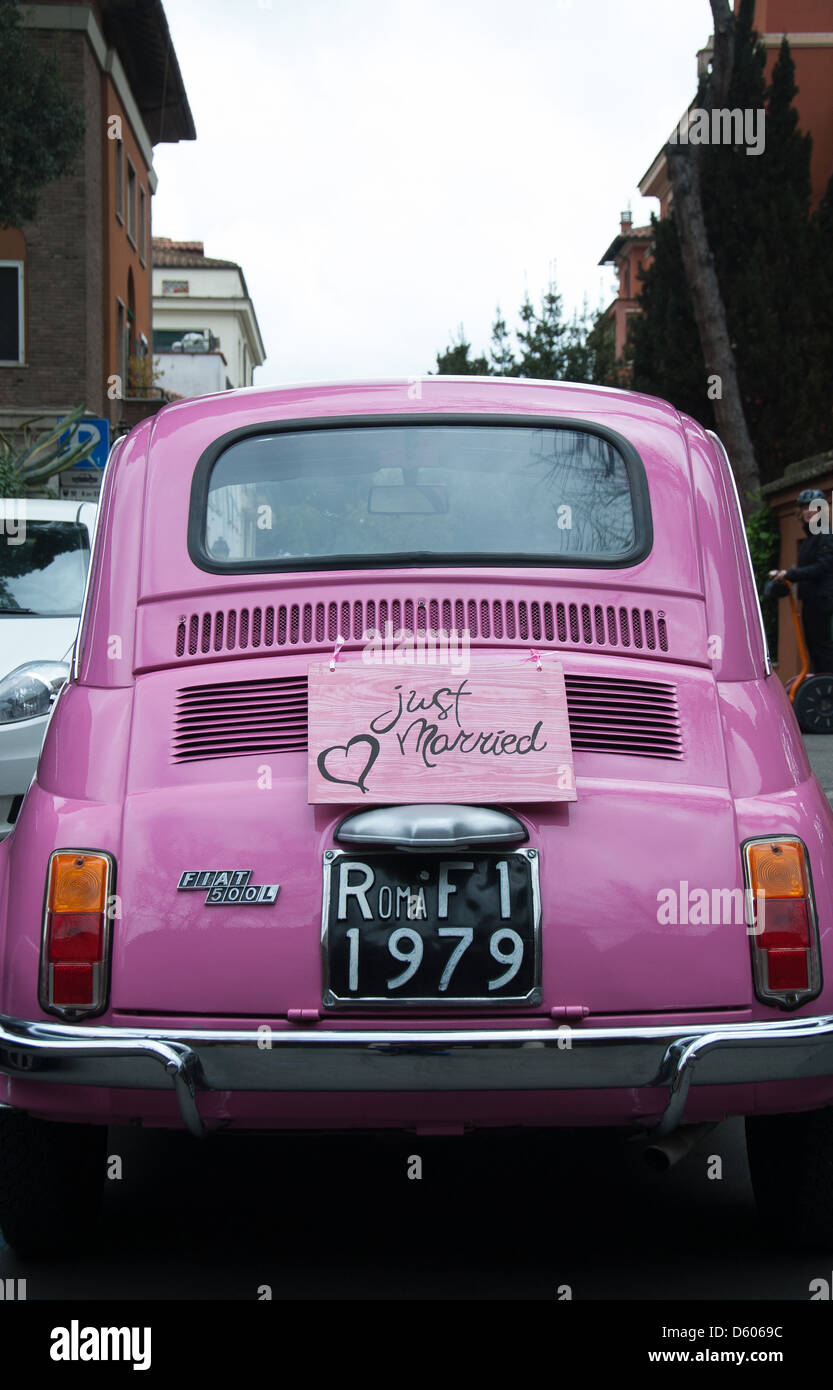 ROM, ITALIEN. Rückansicht des einen rosa Fiat 500L mit "Just married" Schild. 2013. Stockfoto