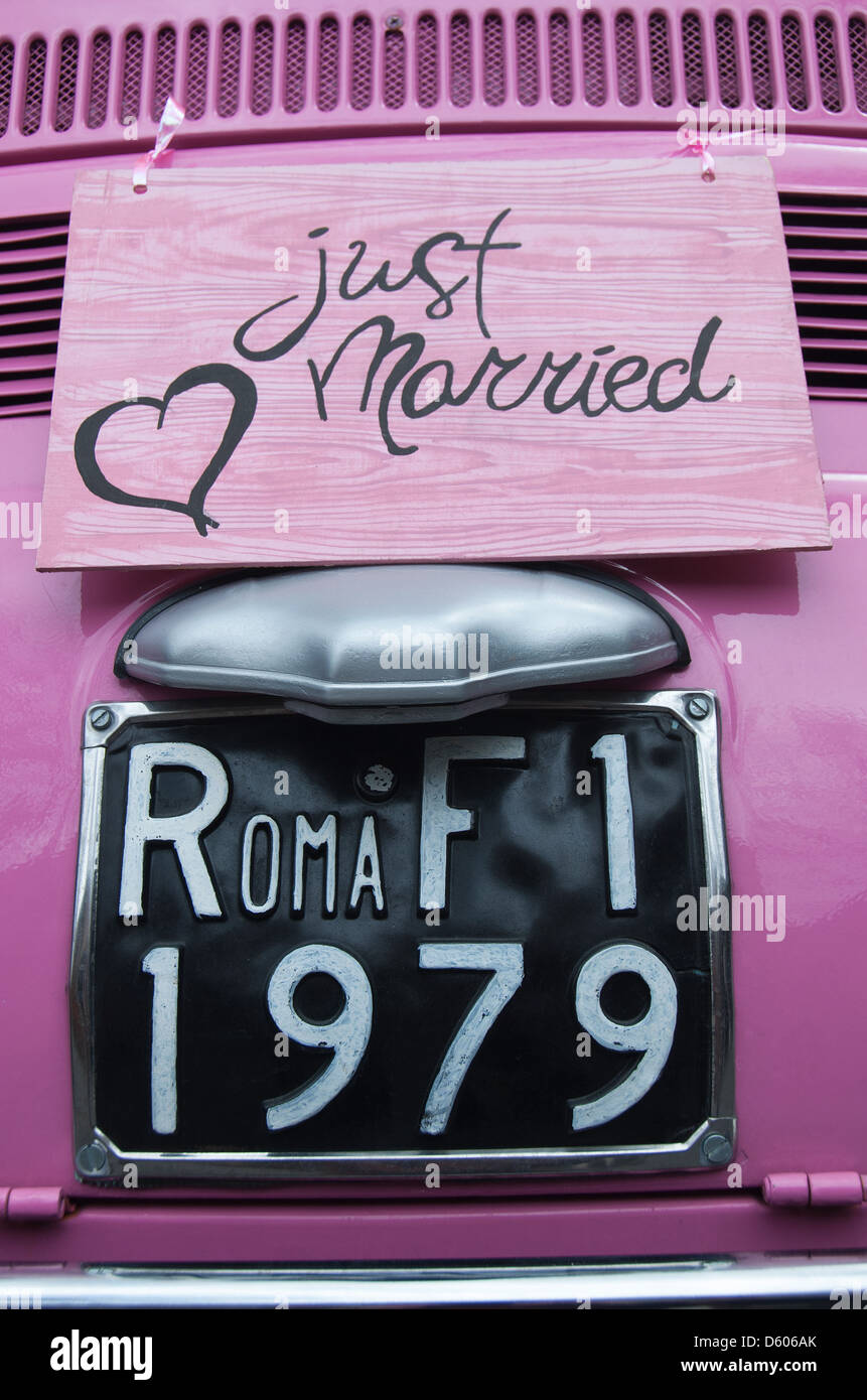 ROM, ITALIEN. Detail am Heck ein rosa Fiat 500 l 2013. Stockfoto