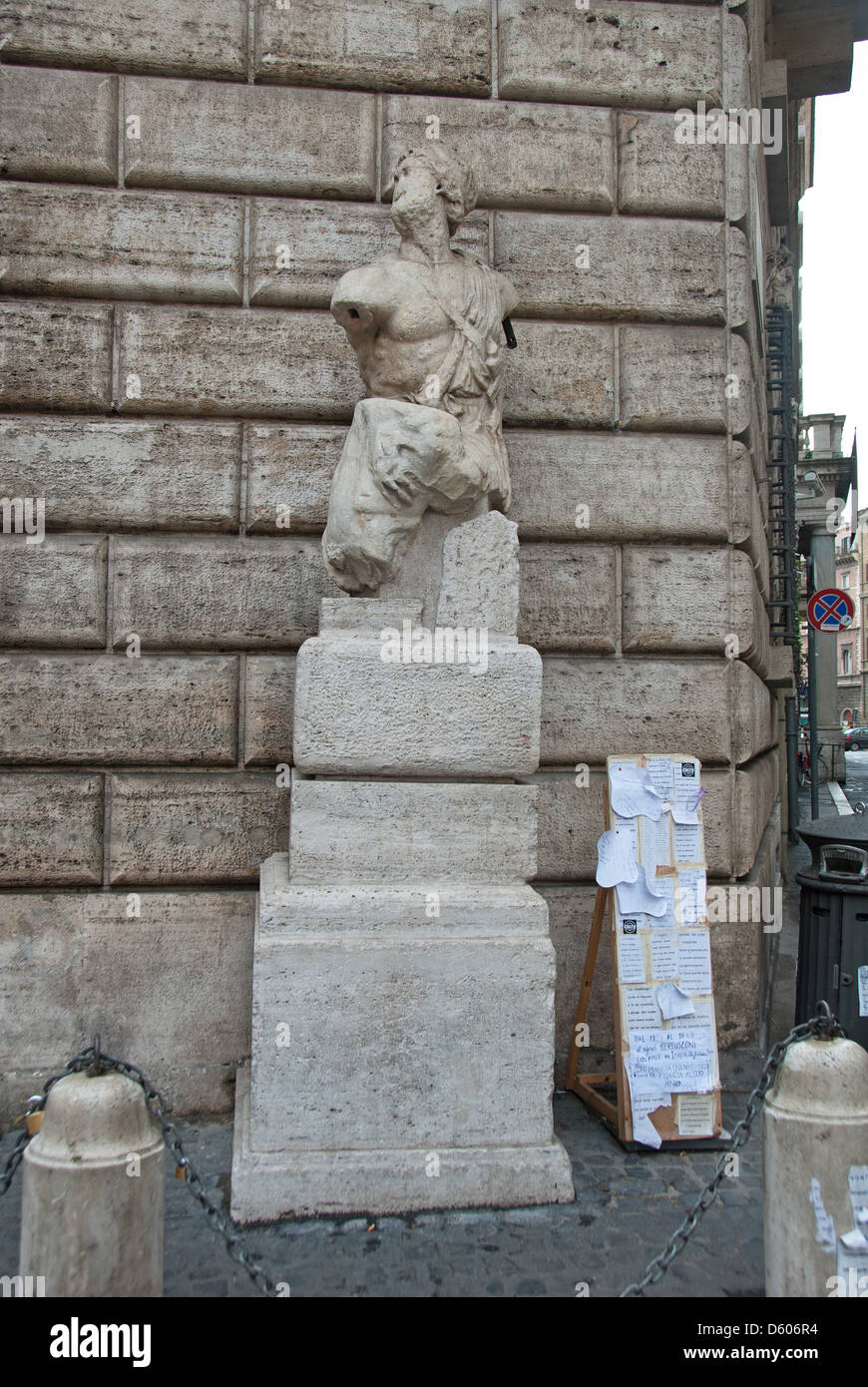 ROM, ITALIEN. Die Statue des Pasquino, eines Roms "sprechenden Statuen", am Piazza Pasquino im Centro Storico. 2013. Stockfoto