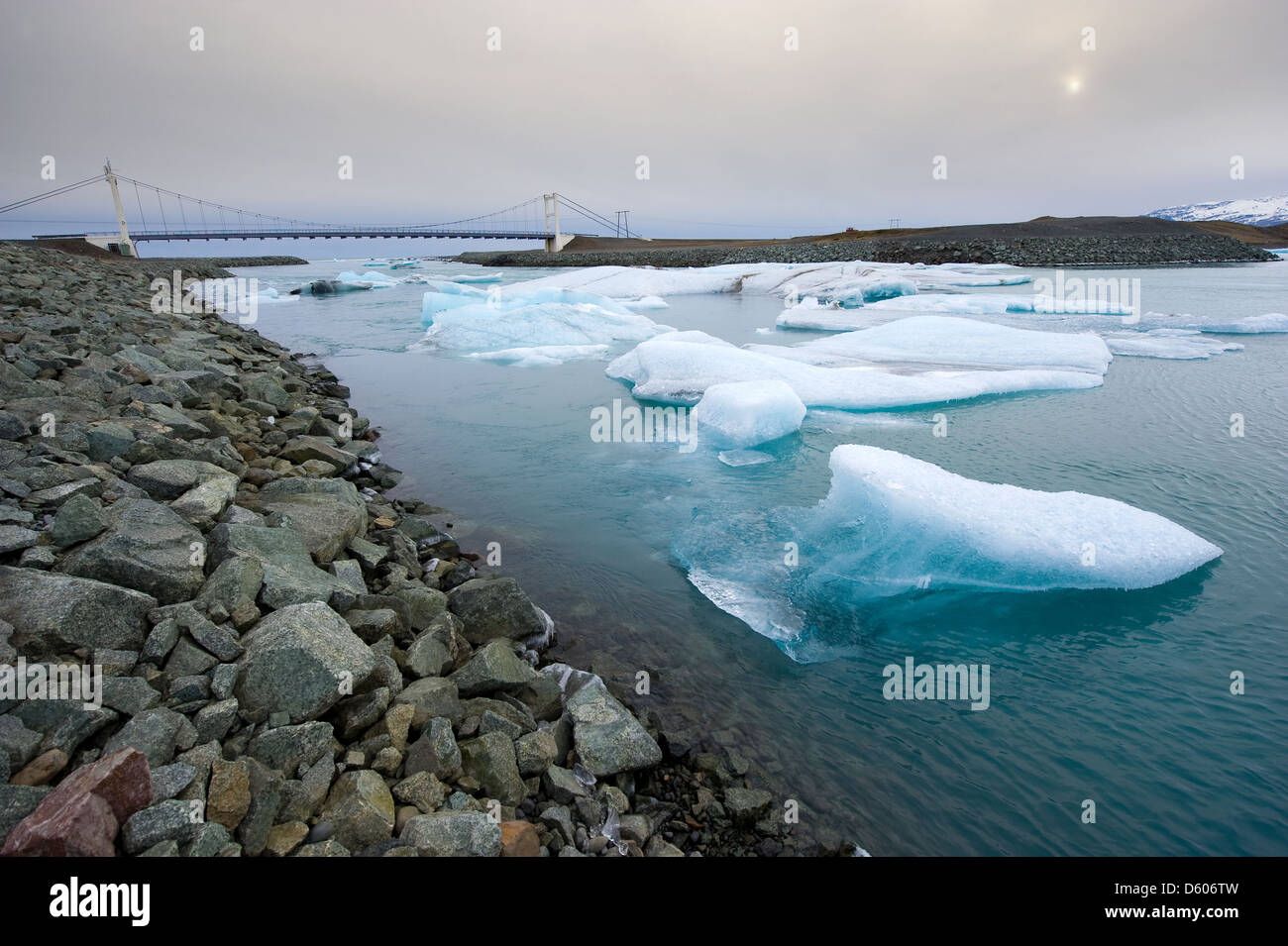 Blaue Eisberge schwimmen in Richtung Meer in der Jökulsárlón Lagune Stockfoto