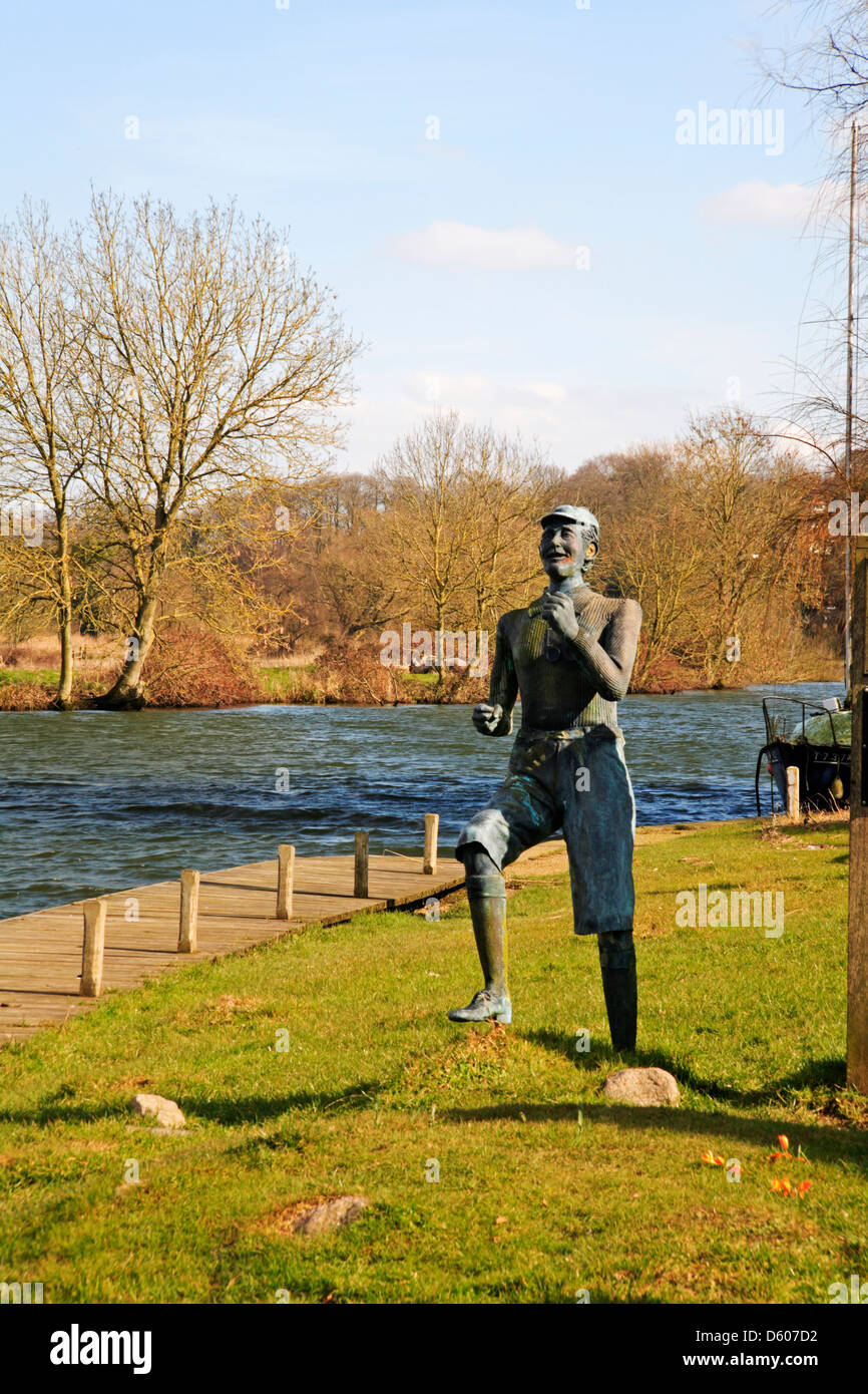 Ein Blick auf den Fluß Yare mit Statue von Billy Bluelight im Bramerton Wald Ende, Norwich, Norfolk, England, Vereinigtes Königreich. Stockfoto