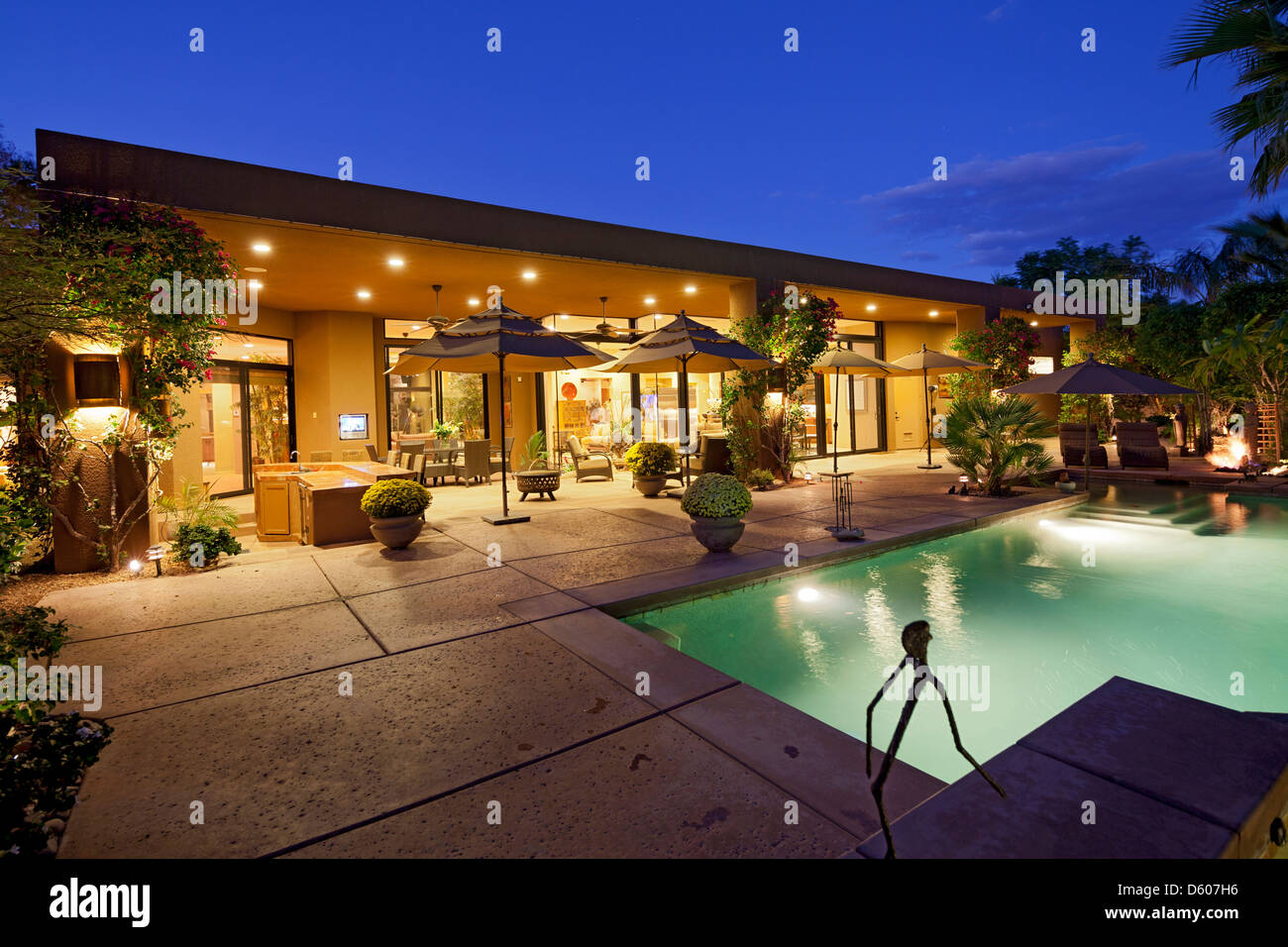 Aussenansicht Haus mit Schwimmbad Stockfoto