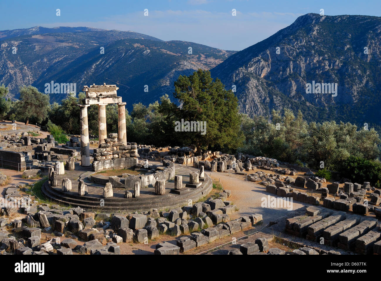 Die Tholos im Heiligtum der Athena Pronaia ist ein Rundbau, die zwischen 380 und 360 v. Chr. errichtet wurde. Stockfoto