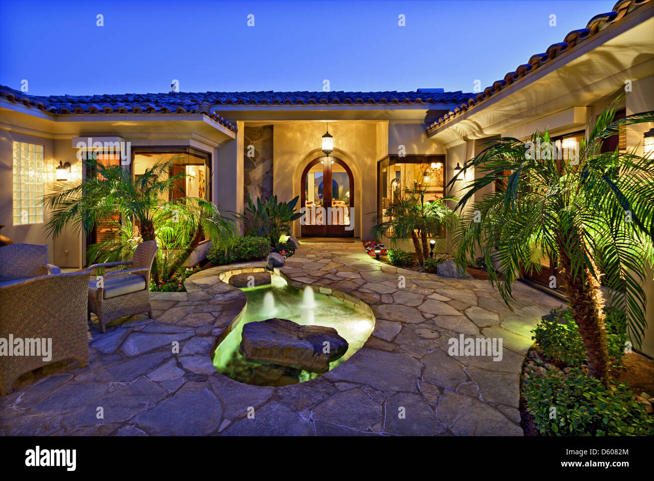 Villa Hof mit Brunnen Stockfoto