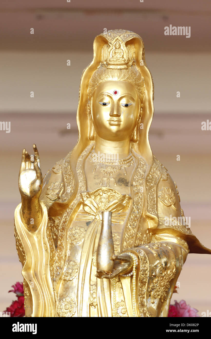 Guan Yin goldene Statue in der Wallfahrtskirche in China. Stockfoto