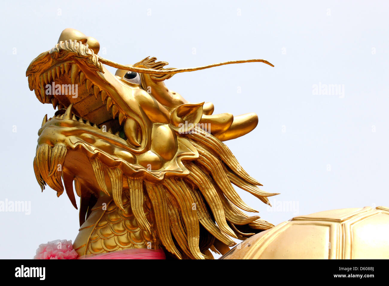 Der goldene Drache in der Wallfahrtskirche in China. Stockfoto