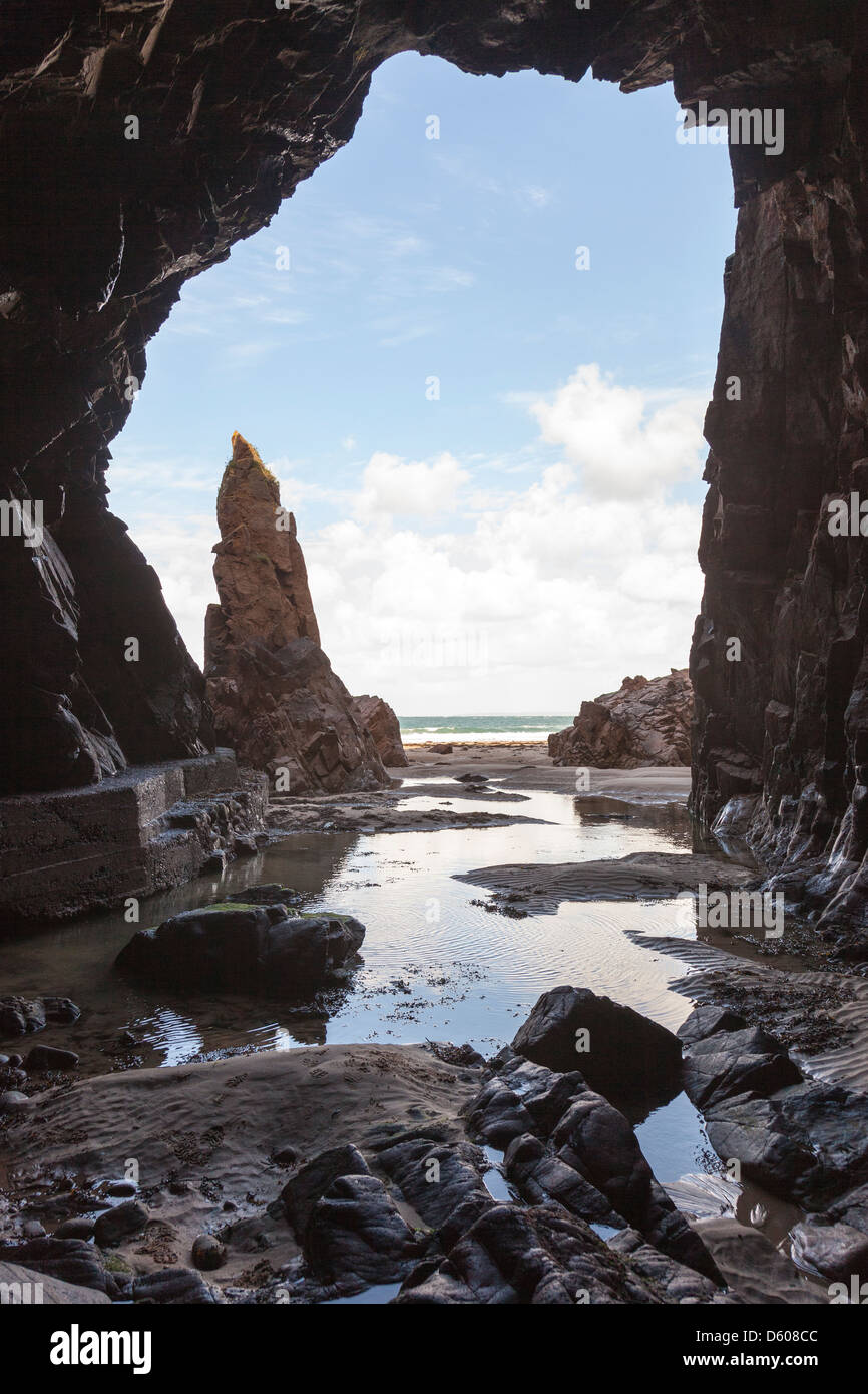 Plemont Höhleneingang mit Nadel Rock, Jersey, Kanalinseln, Großbritannien Stockfoto