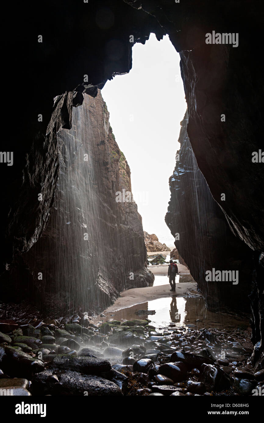 Wasserfall-Höhle am Plemont Beach, Jersey, Kanalinseln, UK Stockfoto