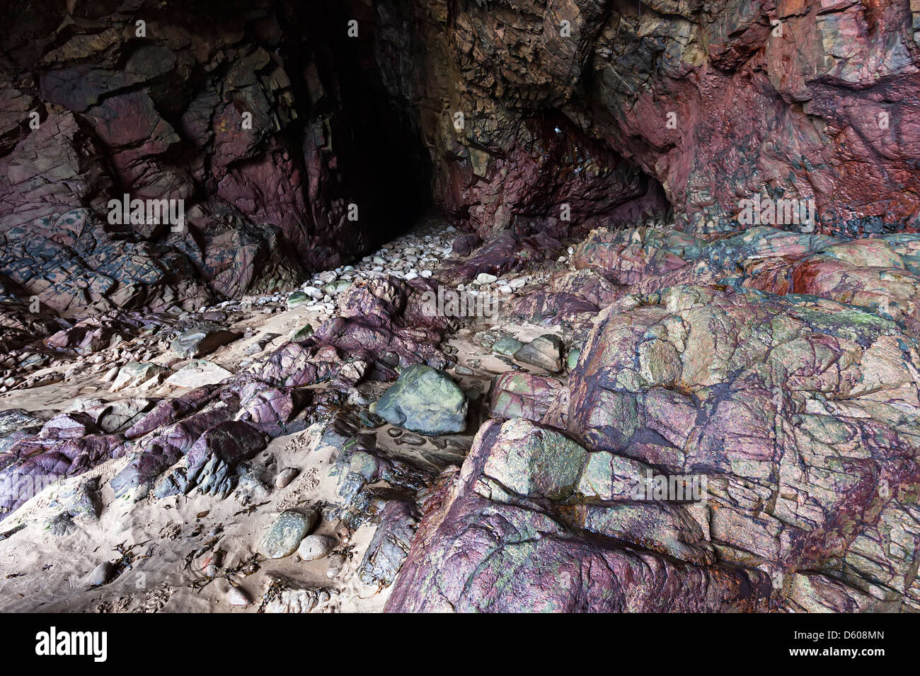 Farben in Felsen im Meer Höhle, Plemont Höhle, Jersey, Kanalinseln, Großbritannien Stockfoto
