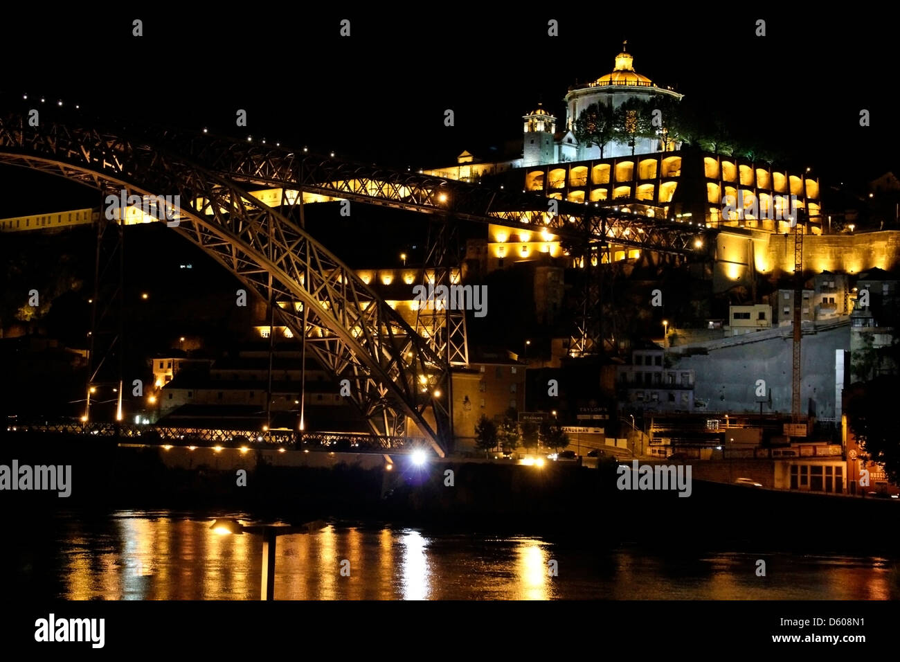 Dom-Luís-Brücke bei Nacht im historischen Zentrum von Porto, Portugal Stockfoto