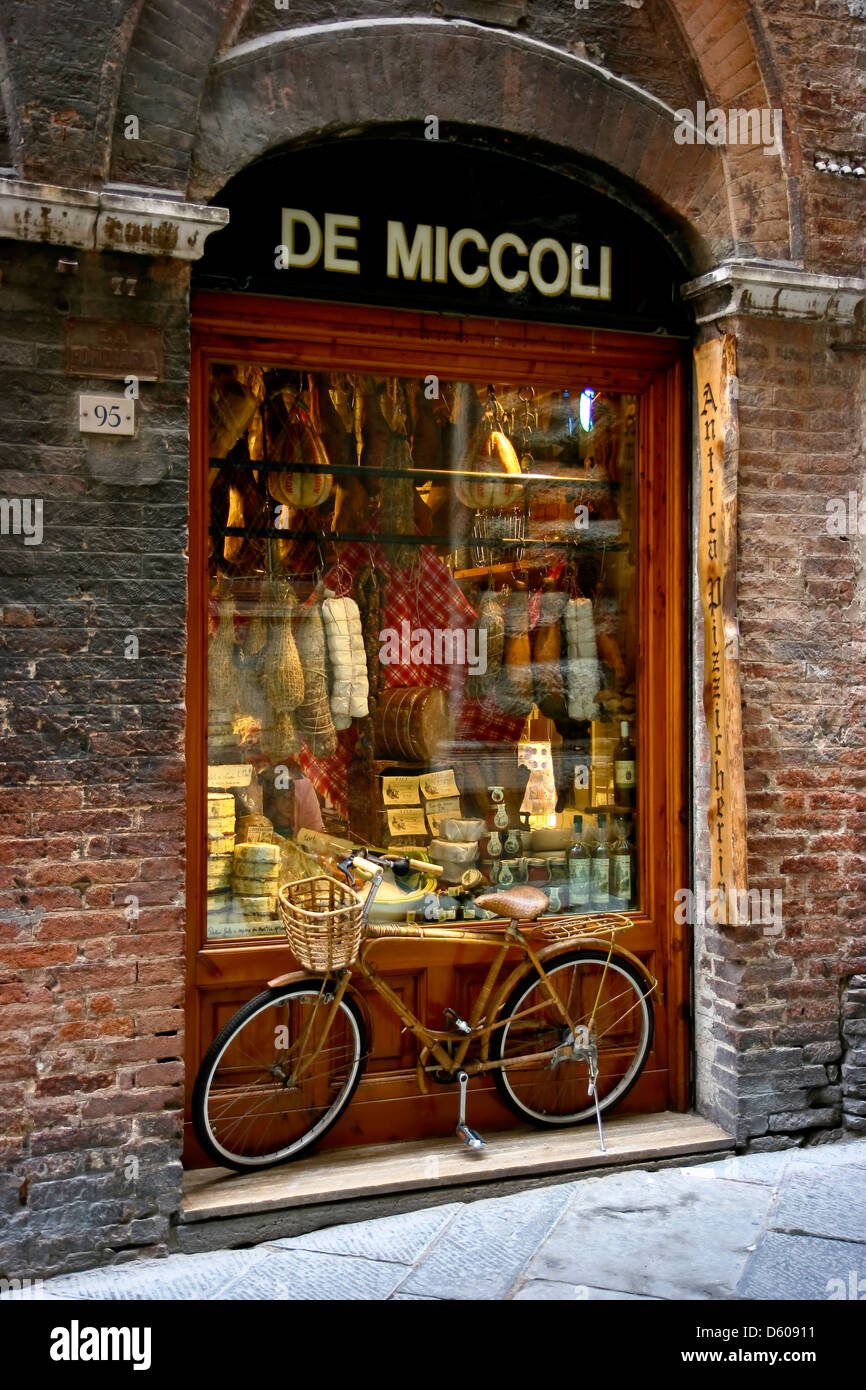 Fenster ein Fleisch und Käse-Shop, Siena, Toskana Italien Stockfoto