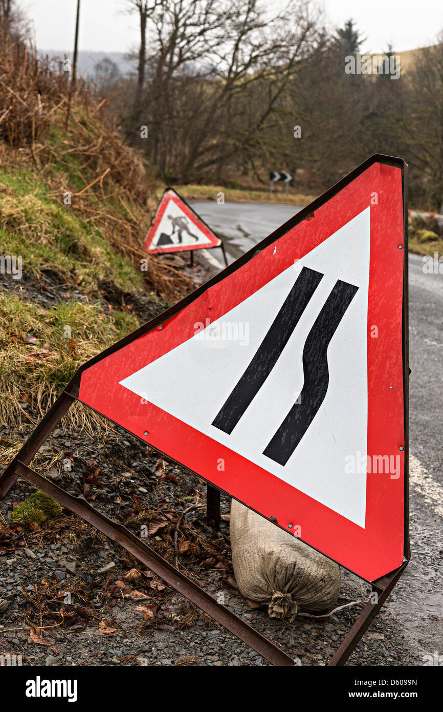 Verkehrszeichen für Straße verengt und Straßenbauarbeiten in der Nähe von Biegung, Wales, UK Stockfoto