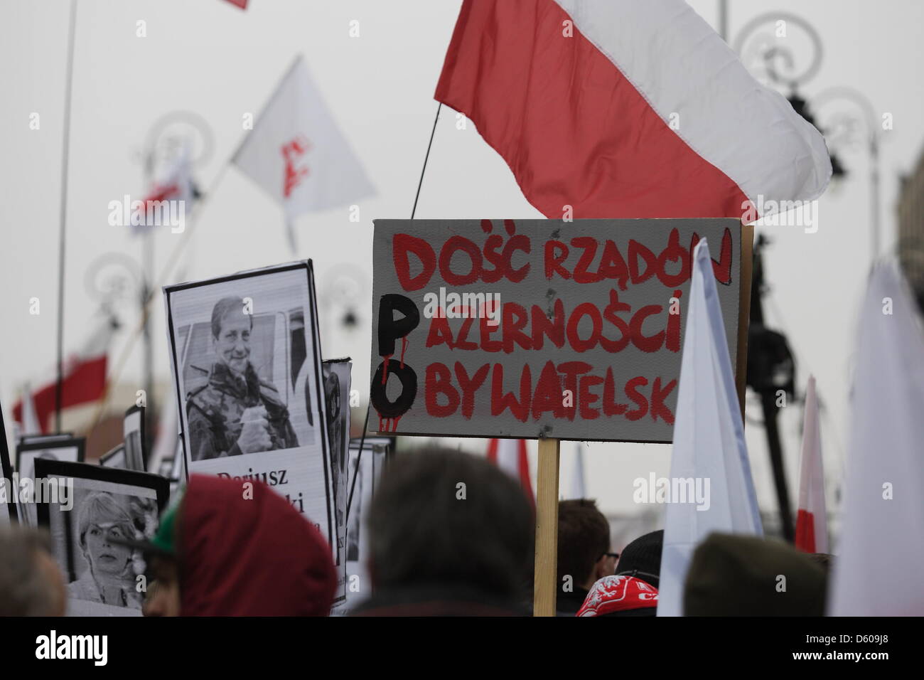 Warschau, Polen. 10. April 2013. 3. Jahrestag des Vorsitzendes Flugzeugabsturz. Feiern auf der Krakowskie Przedmiescie Straße organisiert durch das Gesetz eine Gerechtigkeit party-Fans und Zwillingsbruder des toten Präsidenten Kaczynski - Jaroslaw Kaczynski. Demonstranten sagt, dass es war kein Unfall, aber Präsident Putin und Regierungschef Donald Tusk getötet Präsident Kaczynski mit TNT und gefälschte Nebel auf Smolensk sehr in 2010.Credit: Michal Fludra Alamy Live News Stockfoto