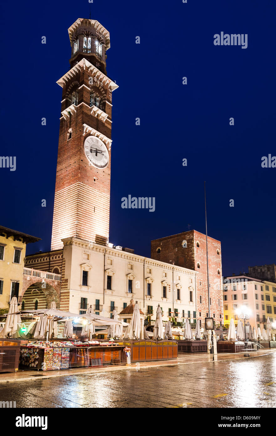 Piazza Erbe und Torre dei Lamberti im mittelalterlichen Stadtkern von Verona, Italien Wahrzeichen. Stockfoto