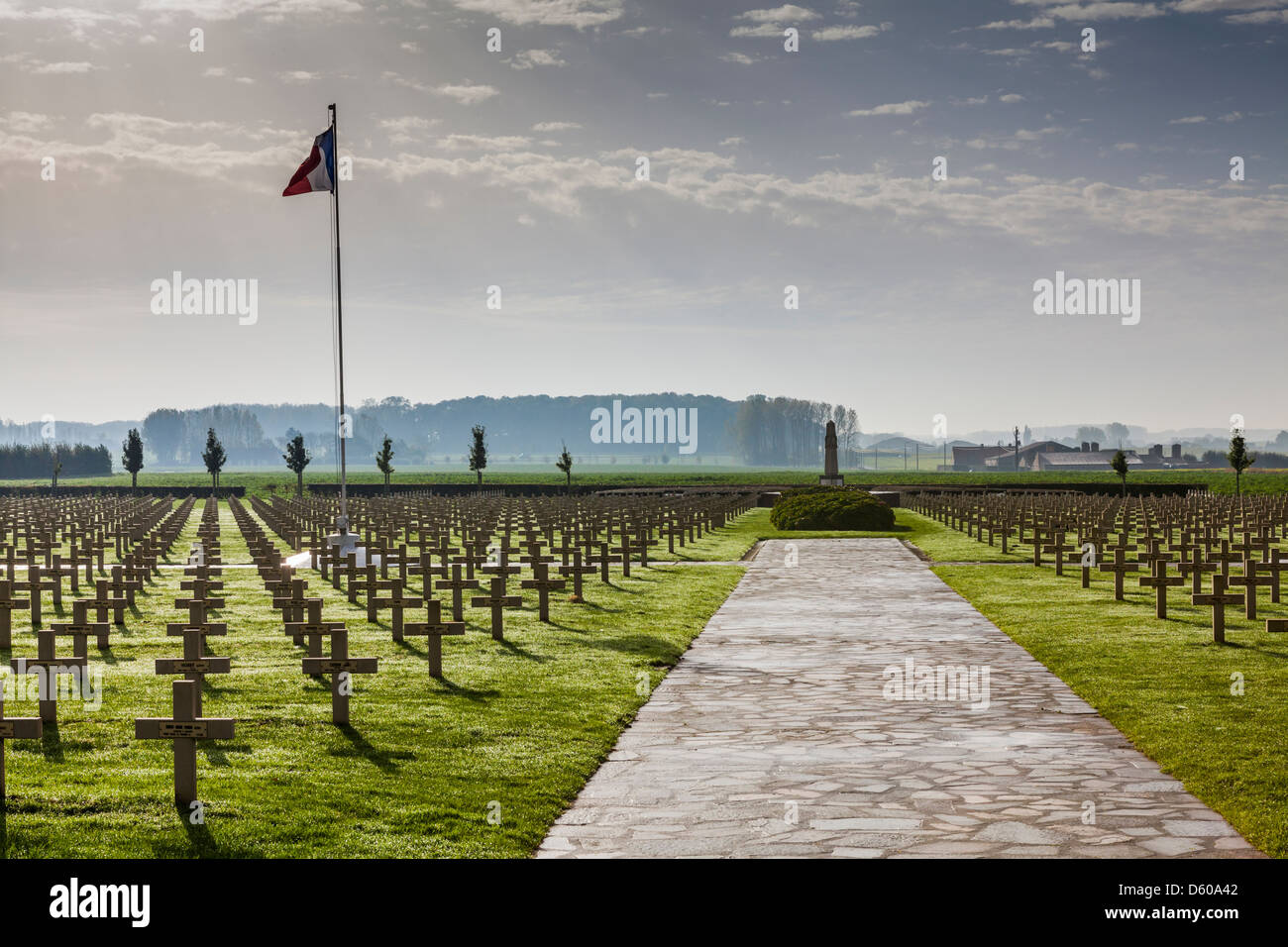 Am frühen Morgen I: Saint-Charles de Potyze Französisch Friedhof, in der Nähe von Ypern, Flandern, Belgien Stockfoto