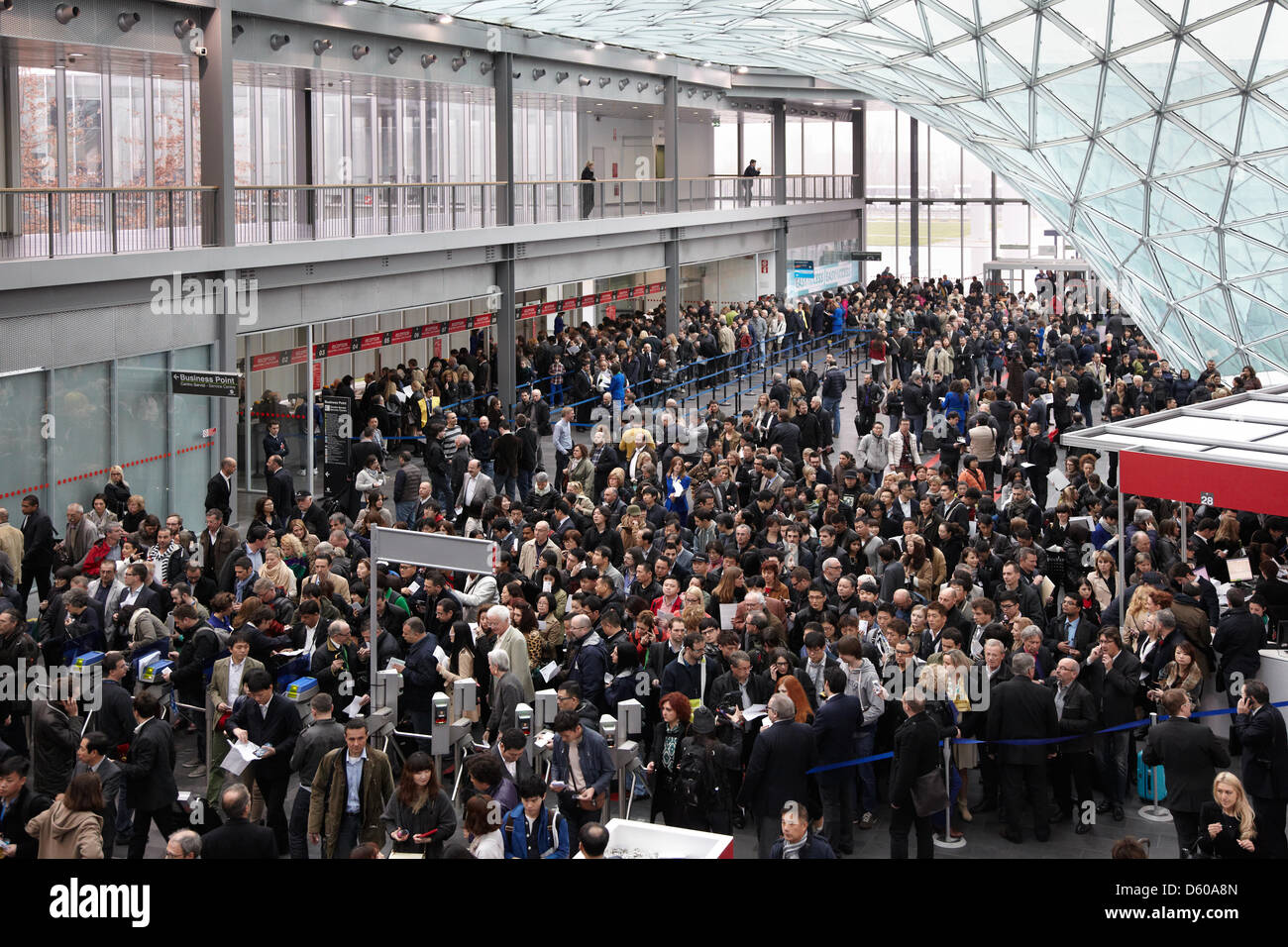 Mailand, Italien, 9. April 2013. Eingang während der Eröffnungstag der Mailänder Möbelmesse Salone Internazionale del Mobile. Stockfoto