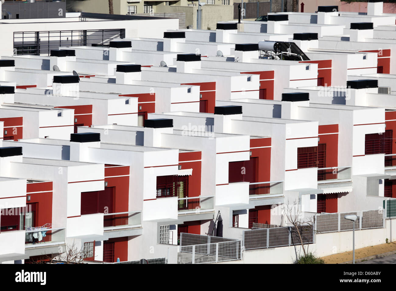 Wohnhäuser in einer Wohnsiedlung in Spanien Stockfoto