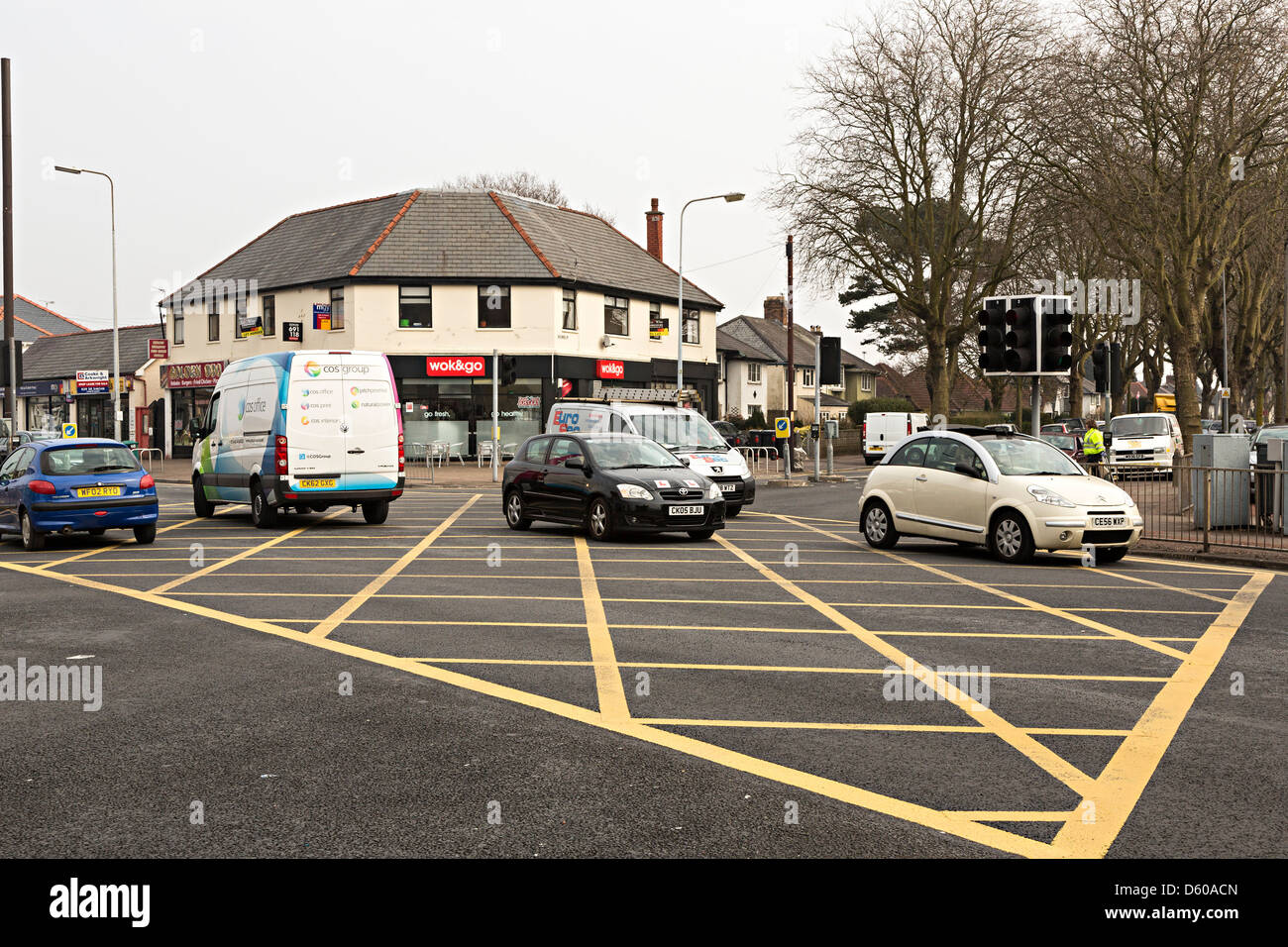 Gelbes Gitterbox auf großen Straßenkreuzung, Cardiff, Wales, UK Stockfoto