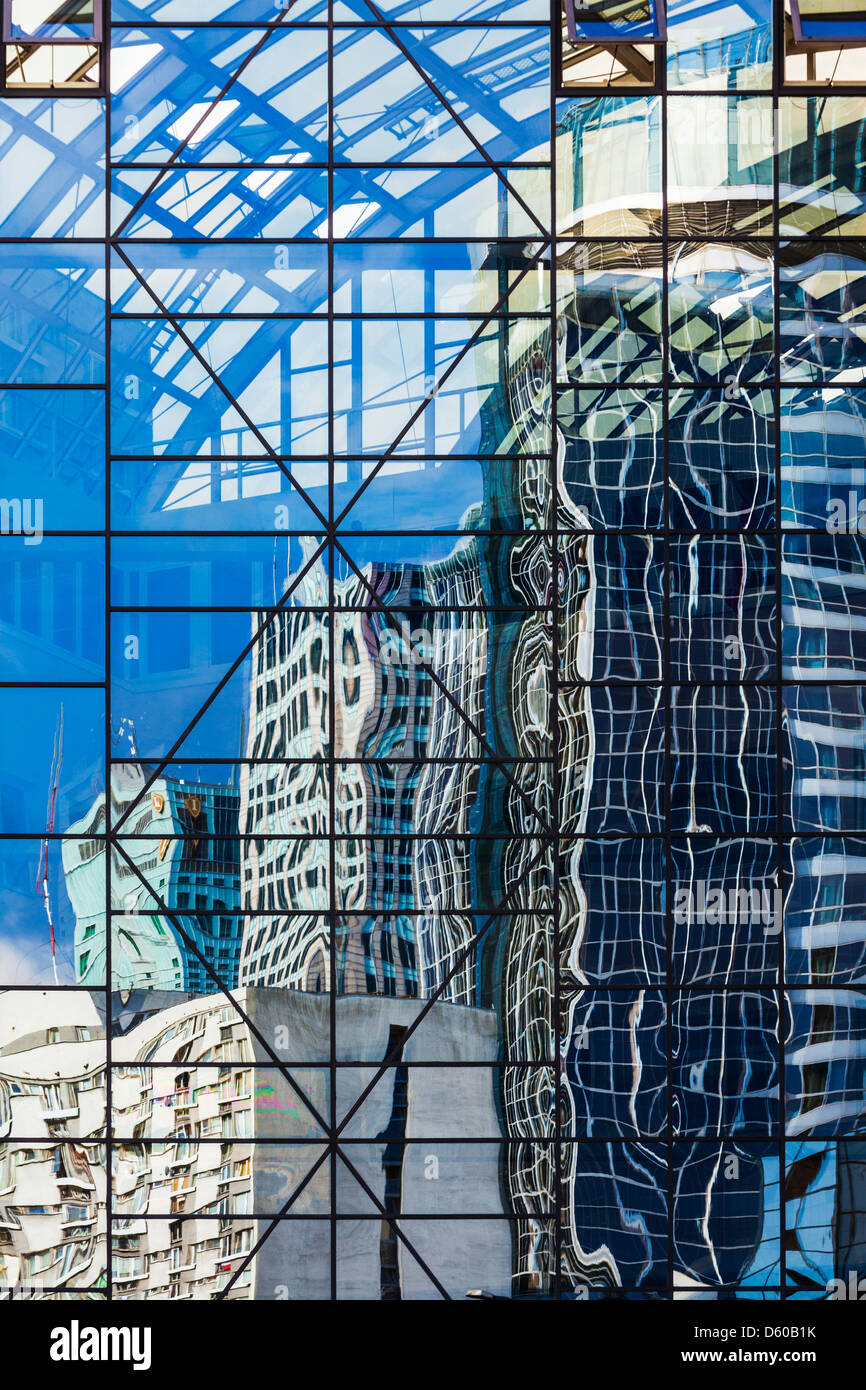 Verzerrten Reflexionen in einem modernen Glasgebäude in Warschau, Polen. Stockfoto