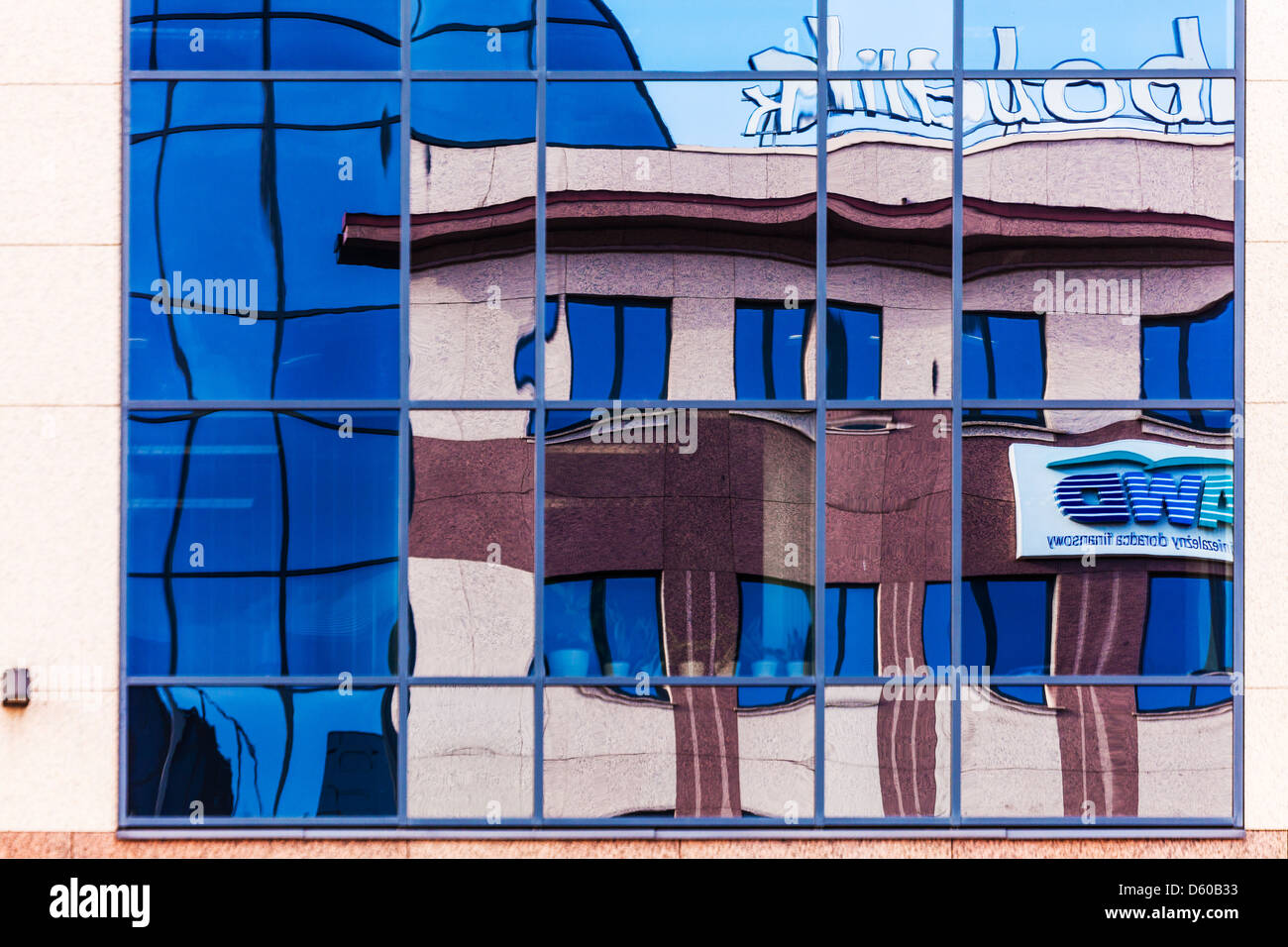 Verzerrten Reflexionen in einem modernen Glasgebäude in Warschau, Polen. Stockfoto