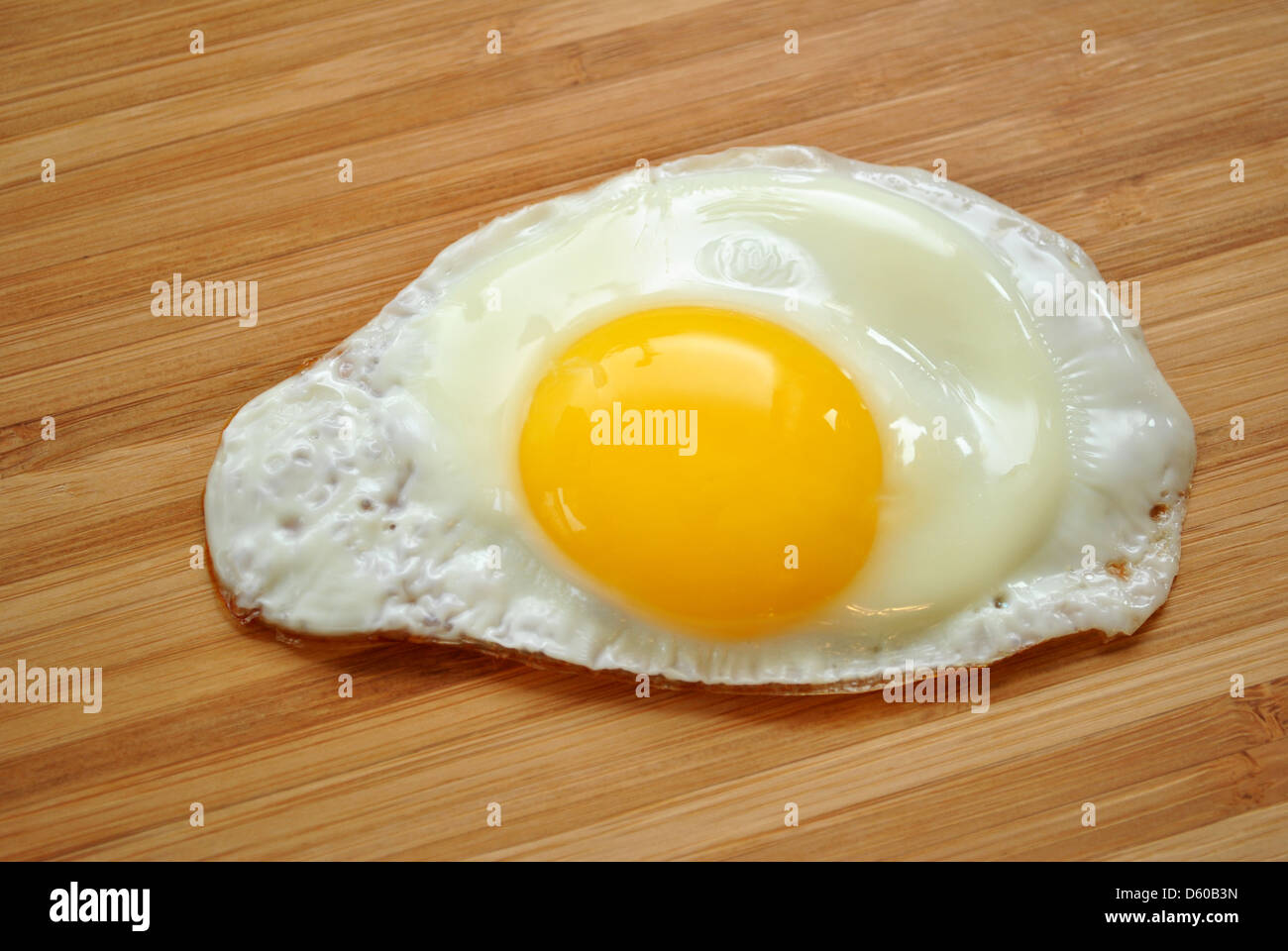 Spiegelei auf einem Holztisch Stockfoto