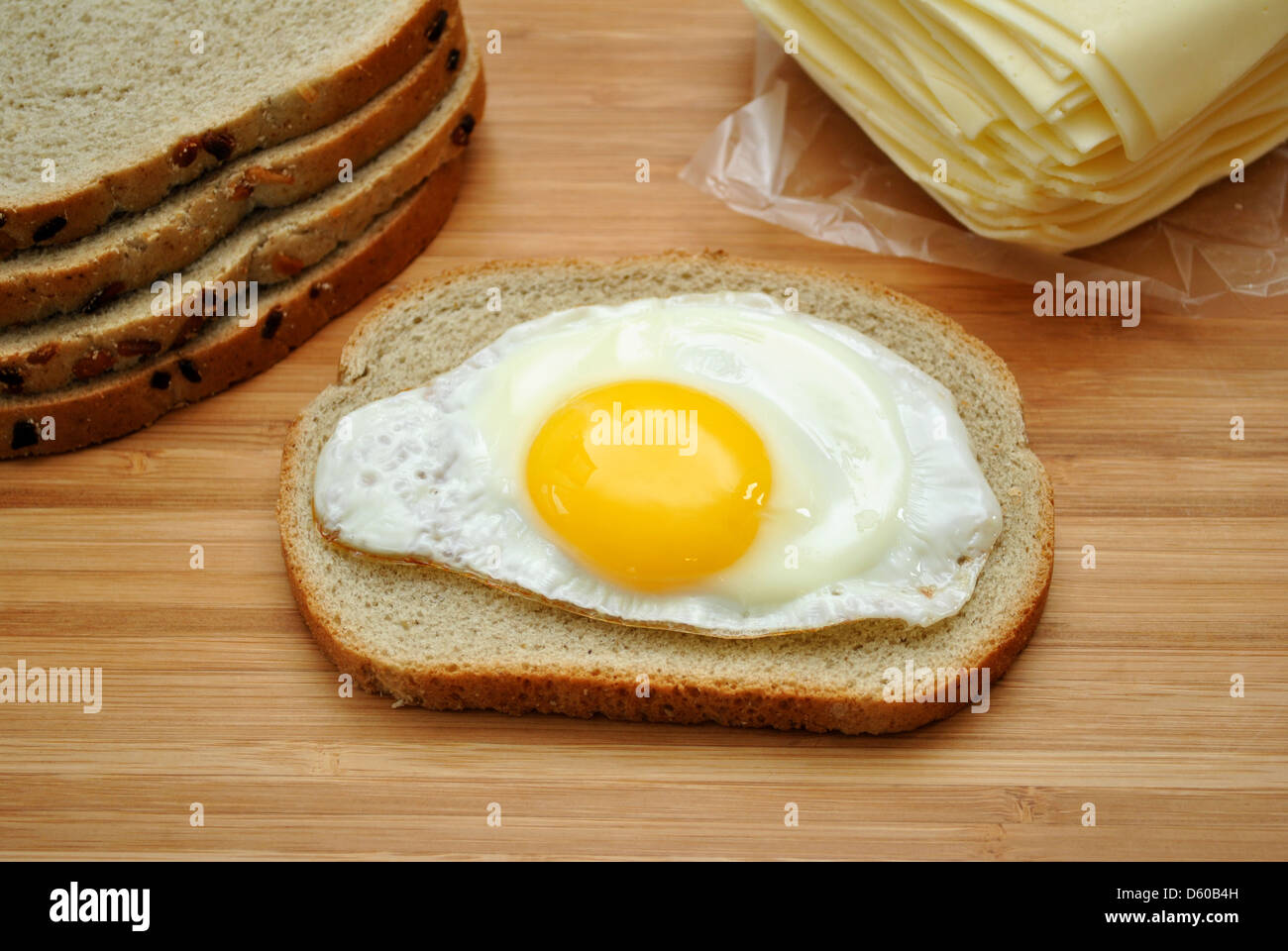 Vorbereitung einer Ei-Sandwich mit Käse Stockfoto