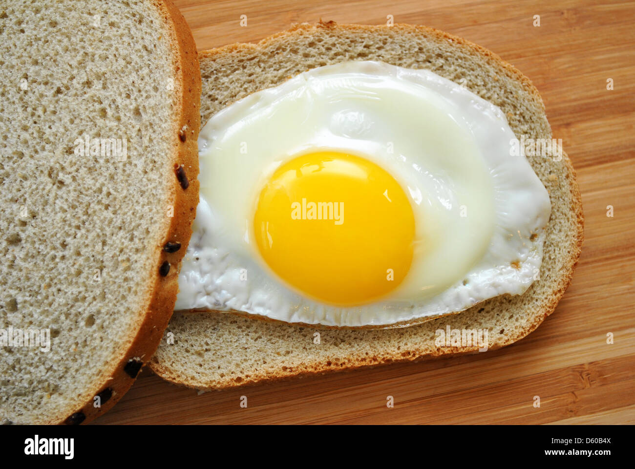 Spiegelei auf Roggenbrot Stockfoto