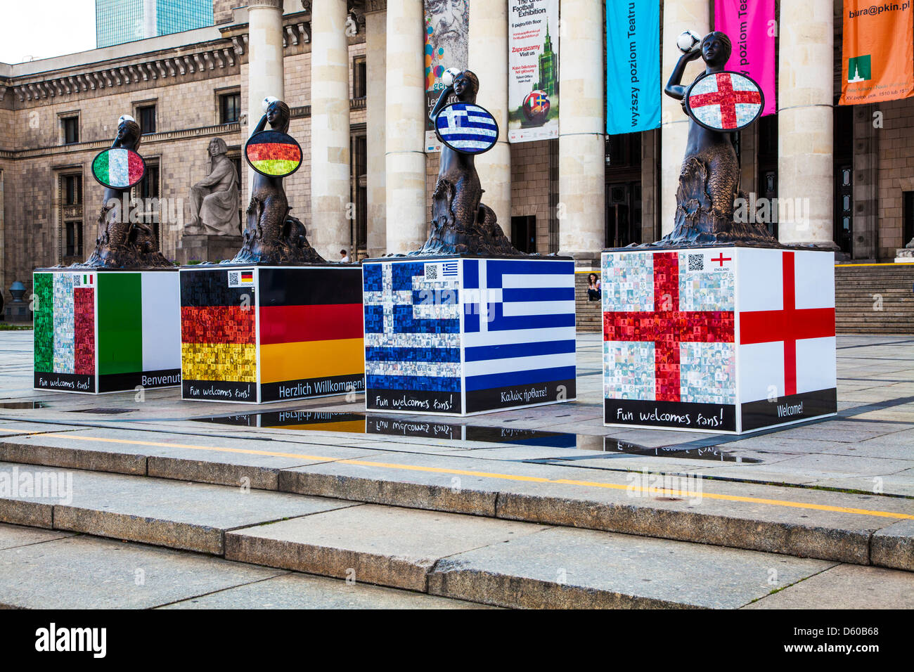 Vier der sechzehn Meerjungfrau Statuen in Warschau während der Euro 2012, Fans, jetzt außerhalb der Palast der Kultur und Wissenschaft begrüßen zu dürfen. Stockfoto