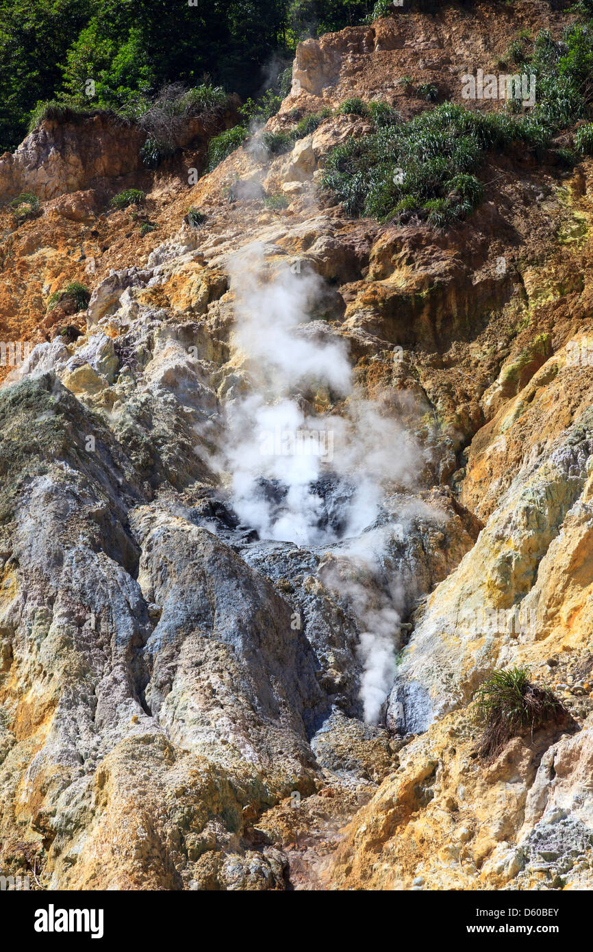 Schwefelquellen aus dem aktiven Vulkan bei La Soufrière, St. Lucia