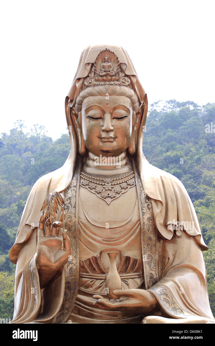 Die chinesische Gottheiten Skulptur von Guan Yin aus Messing gefertigt. Stockfoto