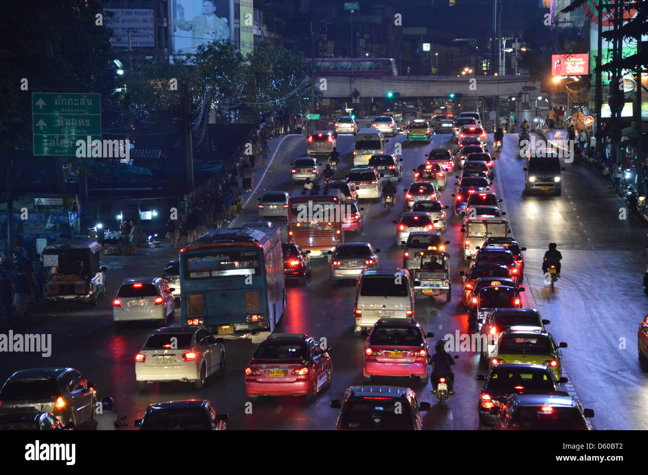 Stark befahrene Straße bei Nacht, Thailand, Südostasien Stockfoto