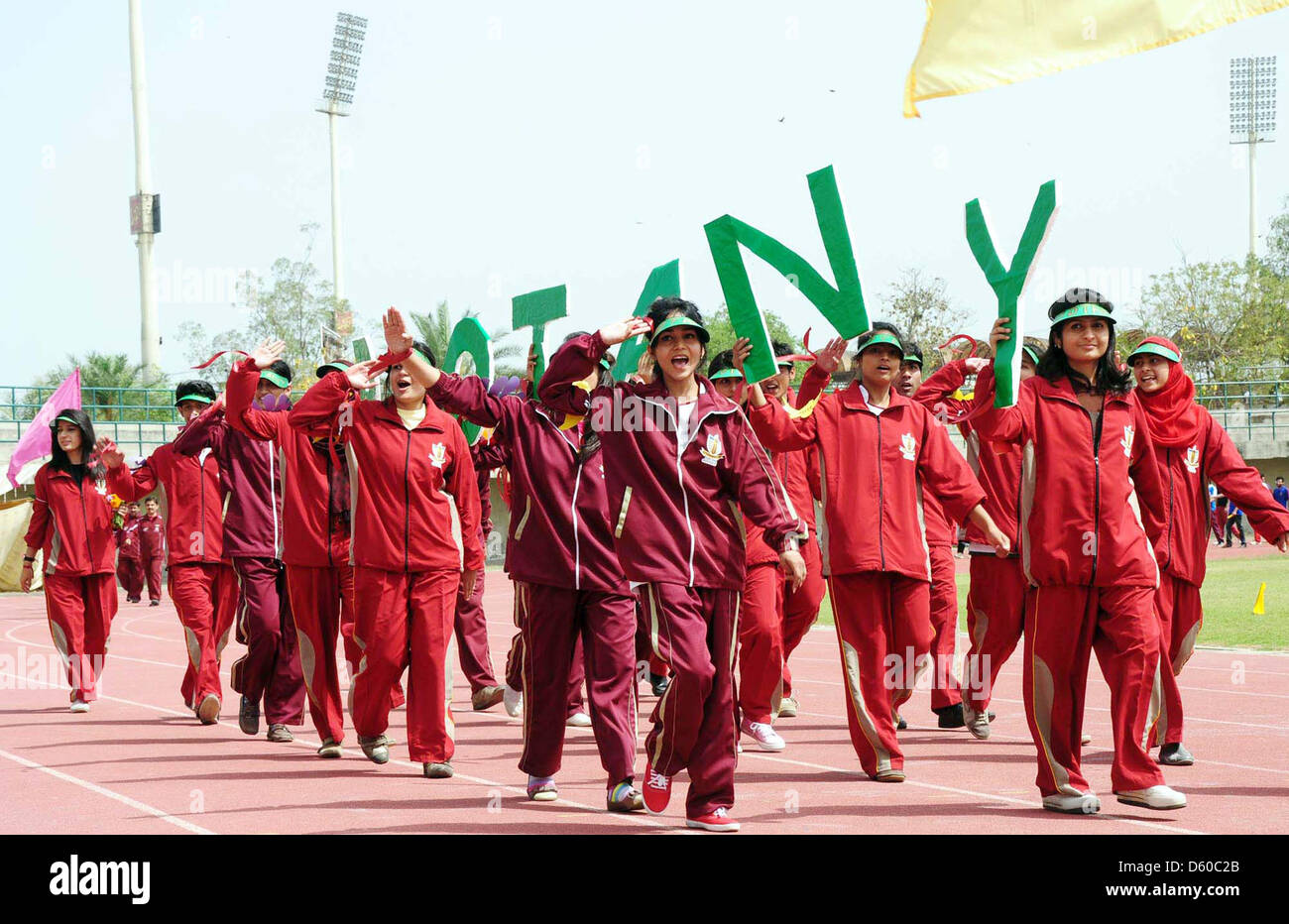 LAHORE, PAKISTAN, APR 10: Studenten beteiligt 113. jährlichen Sport Regierung Hochschule Universität Lahore, Vizekanzler Prof. Dr. Muhammad Khaleeq-Ur-Rahman am Mittwoch, 10. April 2013 in Lahore statt präsidiert wurde. (Babar Shah/PPI Images). Stockfoto