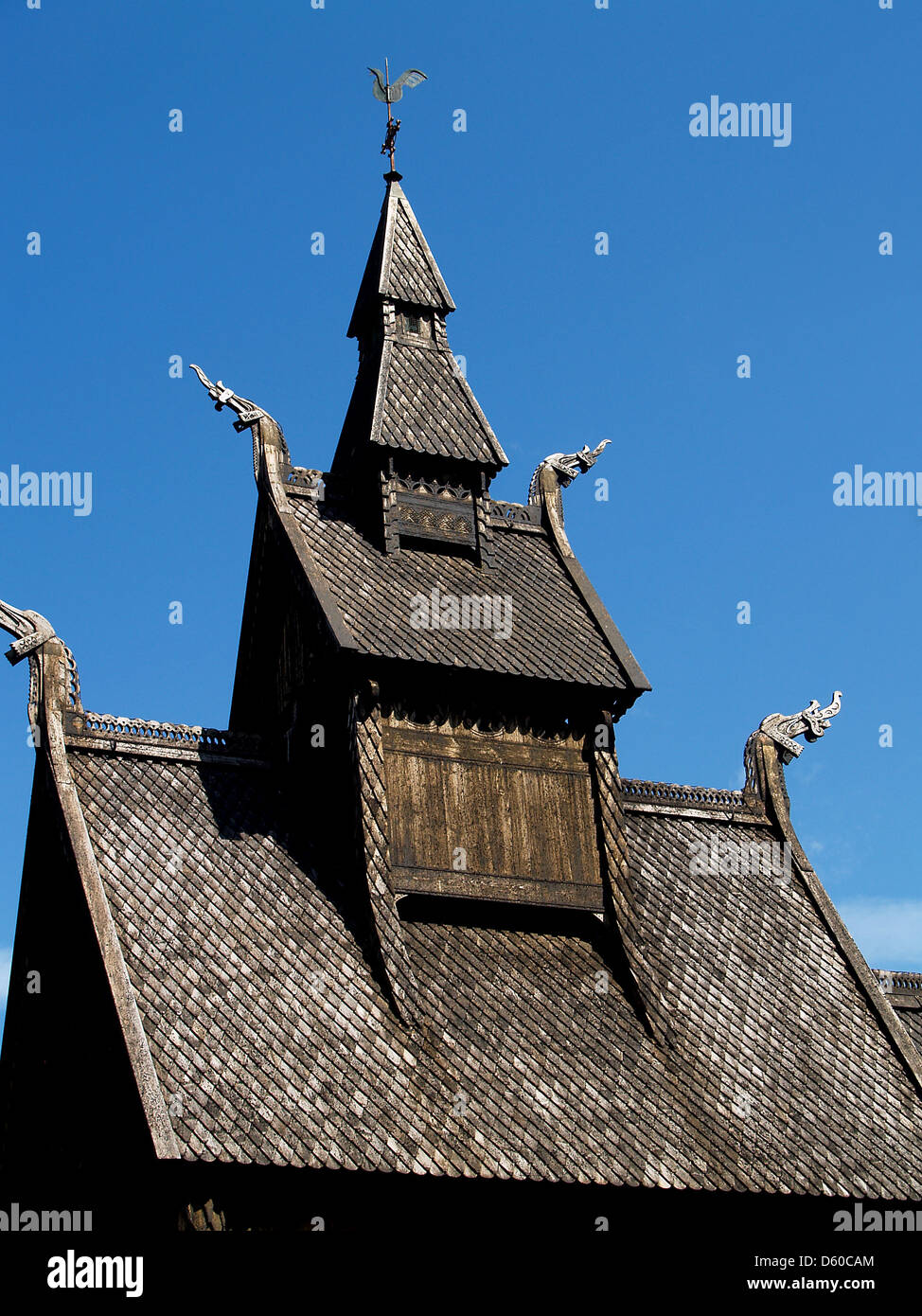 Die Drachenköpfe auf die Hopperstad Stabkirche, Vik, Norwegen Stockfoto