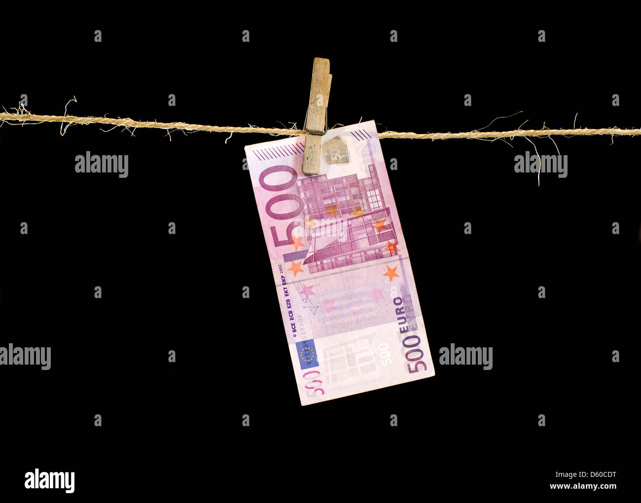 Fünf 500-Euro-Banknoten, die auf einer Linie trocknen. Geldwäsche. Stockfoto