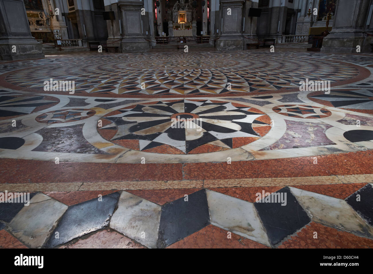 Venedig Italien. Die Kirche der Santa Maria della Salute erbaut 1631-87 Überblick über geometrische Etage von farbigen Murmeln. Stockfoto
