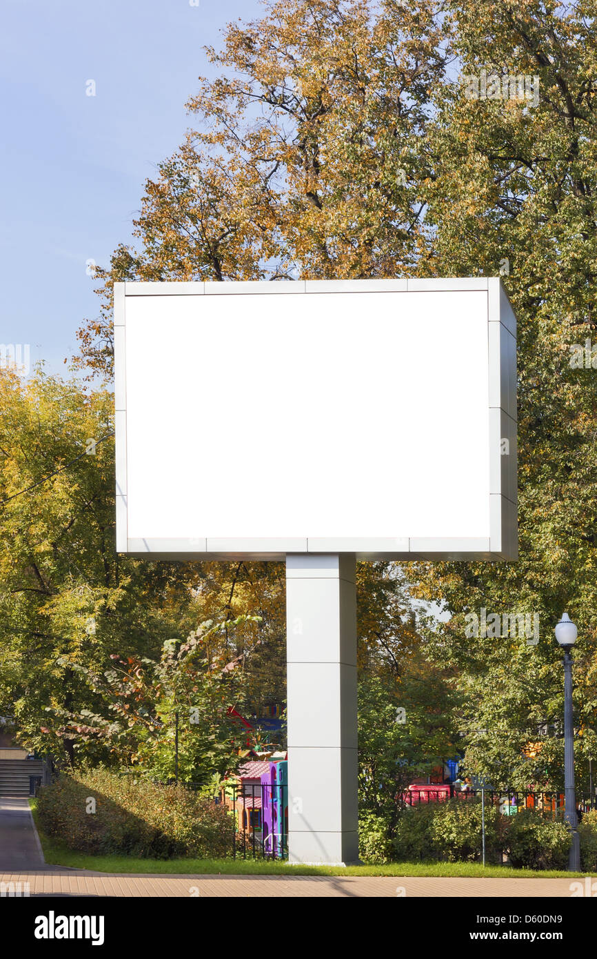 Emty große LED-Anzeige im Herbst Stadtpark Stockfoto