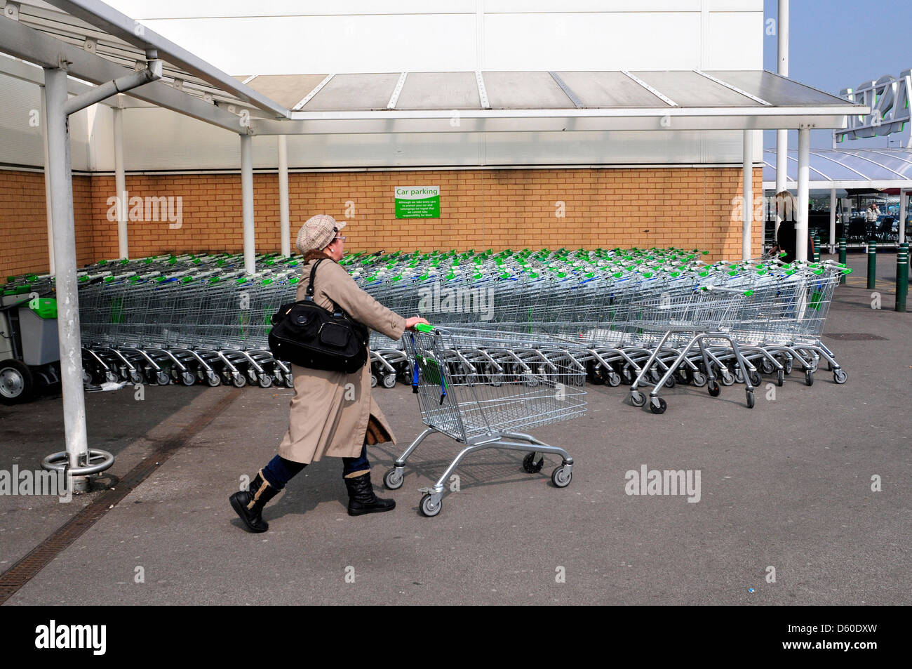 Frauen drängen einen Einkaufswagen außerhalb ASDA Supermarkt, London, UK Stockfoto
