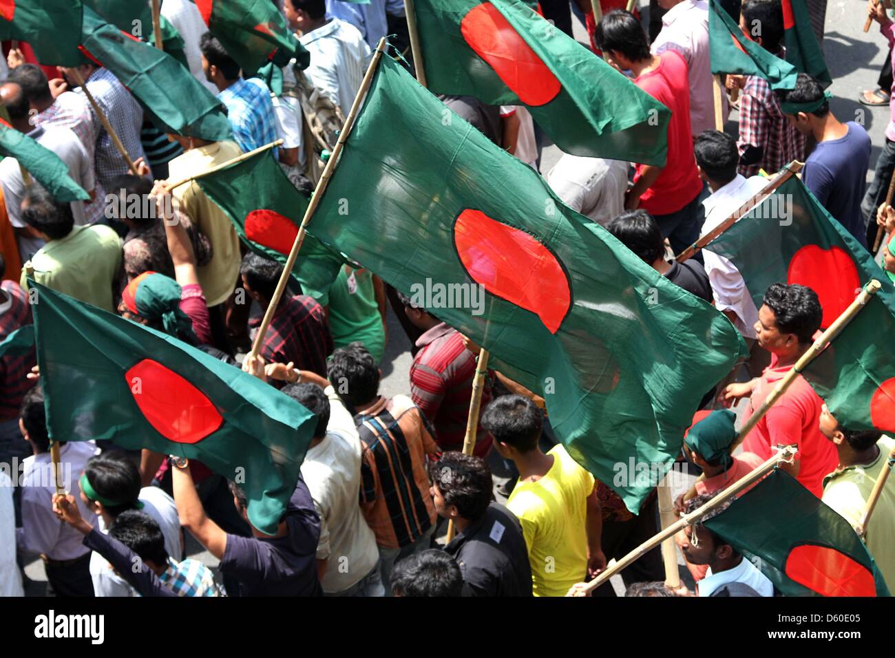 Dhaka, Bangladesch. April 8, 2013. Bangladeshi Demonstranten shout Slogans und Nationale Fahnen auf eine anti-strike Rally während einer bundesweiten Streik am 8. April 2013, die von Islamisten in Dhaka. Islamistische organistaion, Hefajat-e-Islam einen landesweiten Streik zu drücken, um die nationalen Parlamente eine blasphmey Rechtswissenschaften an der Verfolgung der Blogger beschuldigt, beleidigt den Islam und den Propheten Mohammed in der mehrheitlich muslimischen Landes zu erlassen. Stockfoto