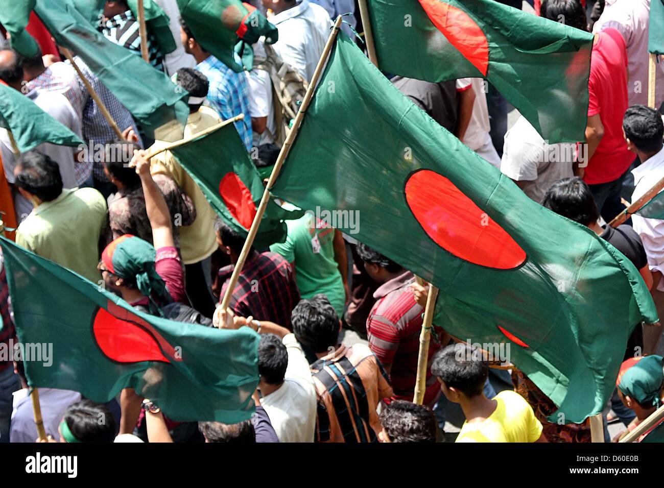 Dhaka, Bangladesch. April 8, 2013. Bangladeshi Demonstranten shout Slogans und Nationale Fahnen auf eine anti-strike Rally während einer bundesweiten Streik am 8. April 2013, die von Islamisten in Dhaka. Islamistische organistaion, Hefajat-e-Islam einen landesweiten Streik zu drücken, um die nationalen Parlamente eine blasphmey Rechtswissenschaften an der Verfolgung der Blogger beschuldigt, beleidigt den Islam und den Propheten Mohammed in der mehrheitlich muslimischen Landes zu erlassen. Stockfoto