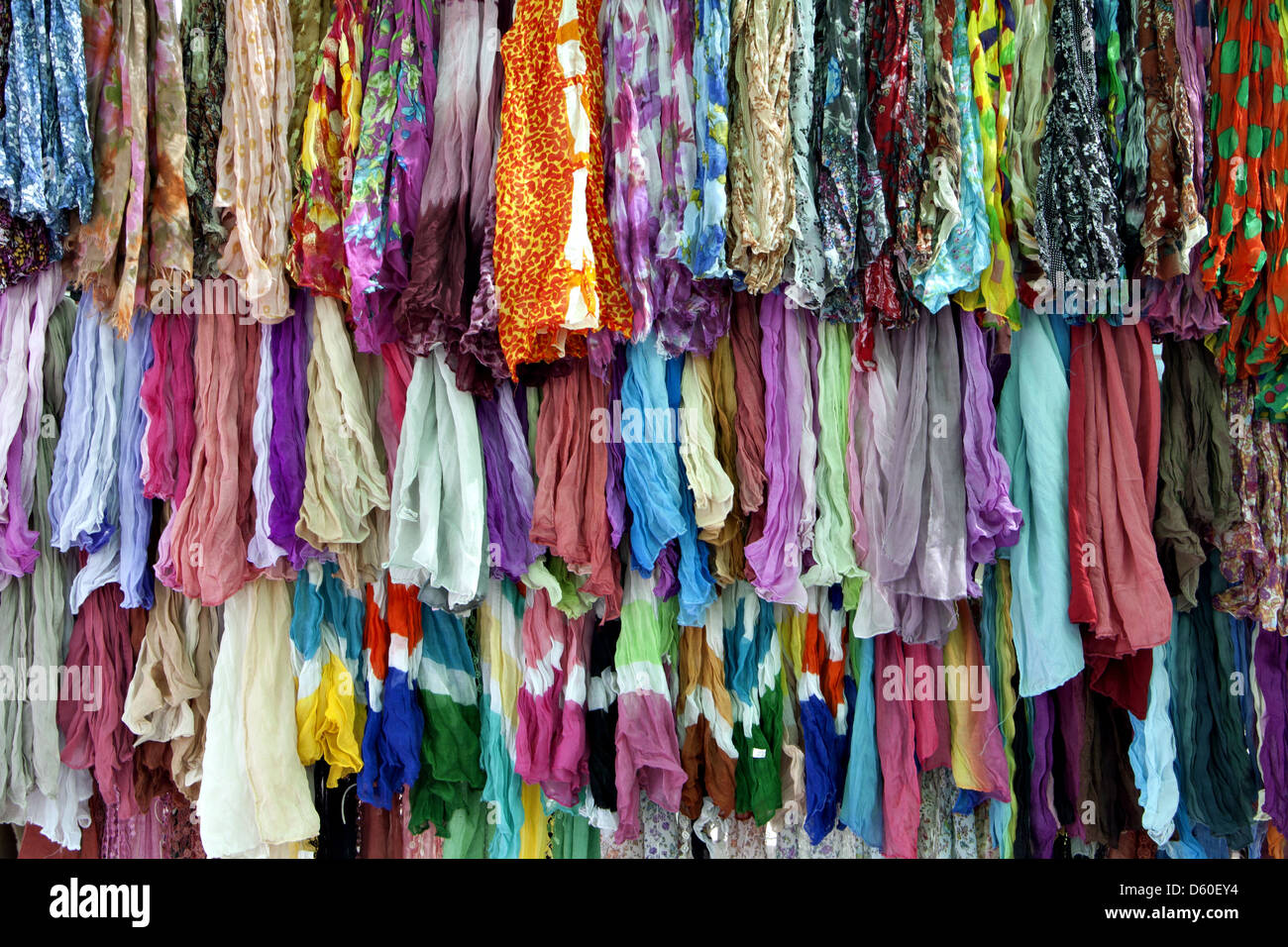 bunte Schals Stockfoto