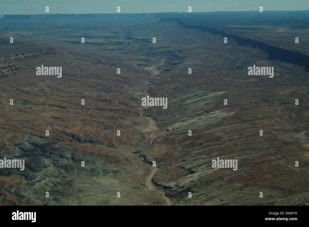 Luftaufnahme, Blick nach Süden, trocken Stream Kanal Nokai Creek Valley östlich von Piute Mesa Böschung, Lake Powell, Utah, USA Stockfoto