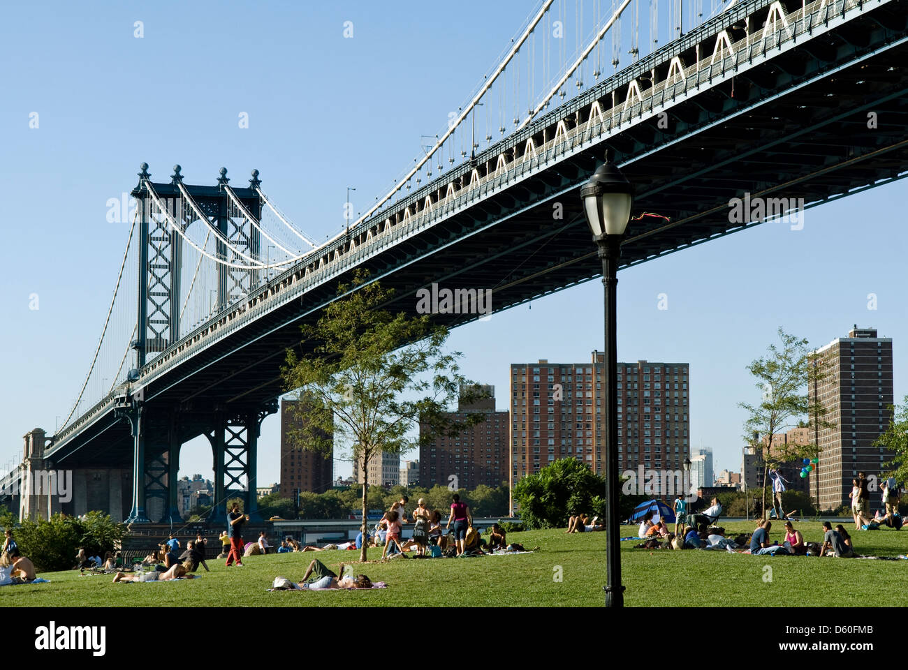Manhattan Bridge, Riverview Rasen, Brooklyn, New York, Vereinigte Staaten von Amerika Stockfoto