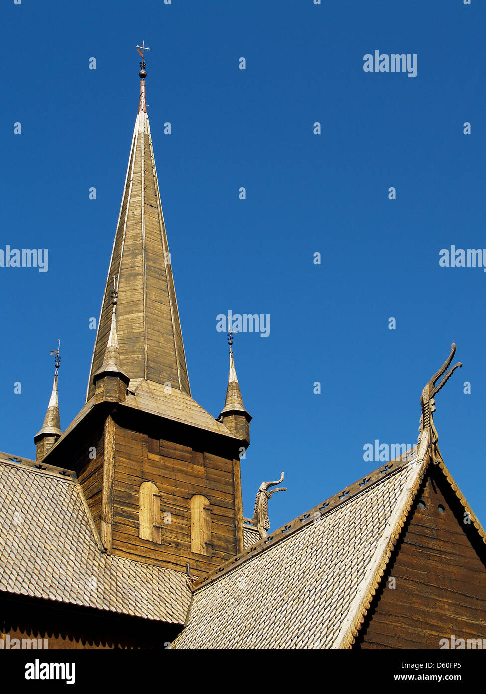 Das Dach und Drache Köpfe Lom Stabkirche in Norwegen Stockfoto