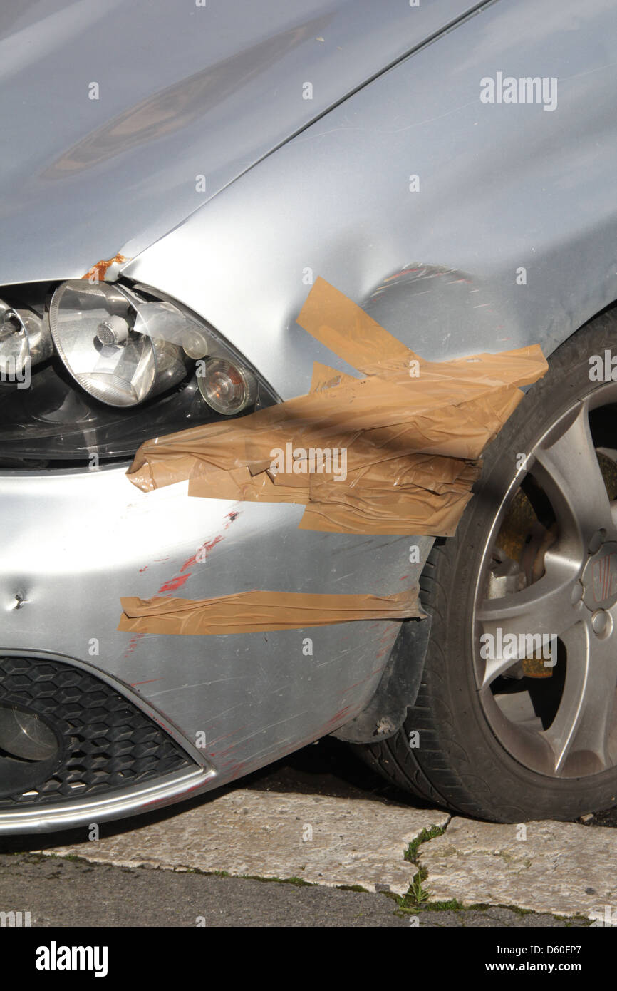 provisorische Reparatur für beschädigtes Auto mit Klebeband Stockfoto