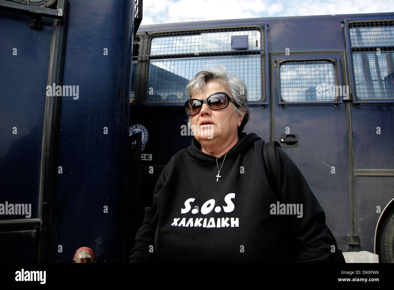 Thessaloniki, Griechenland. 10. April 2013. Demonstrant von Ierissos Dorf tragen Hemd, das "SOS Halkidiki" liest vor Bussen blockieren den Eingang zum Polizeipräsidium. Demonstranten aus Thessaloniki und das Dorf von Ierissos versammelten sich vor dem Polizeipräsidium in Thessaloniki, wo zwei Anwohner von Ierissos nach der Verhaftung über ihre angebliche Miteinbeziehung in einem Februar Brandanschlag auf der Goldmine-Installationen in der Nähe von Ierissos Dorf gehalten werden. Bildnachweis: Konstantinos Tsakalidis / Alamy Live News Stockfoto