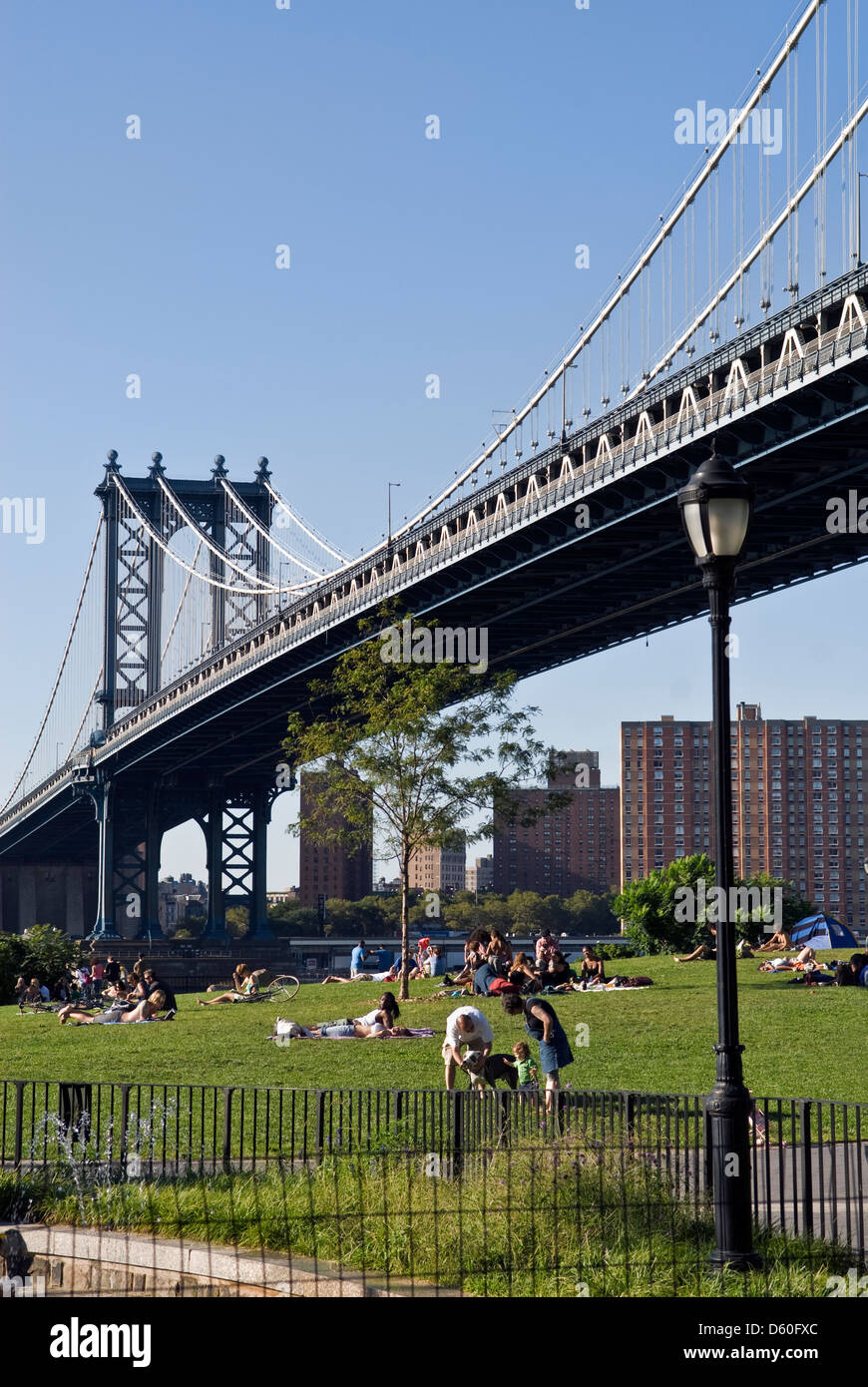 Riverview Rasen mit Manhattan Bridge, Brooklyn, New York, Vereinigte Staaten von Amerika Stockfoto