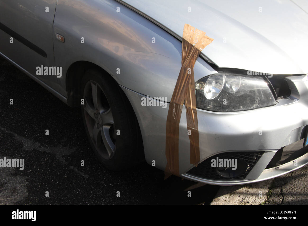 provisorische Reparatur für beschädigtes Auto mit Klebeband Stockfoto