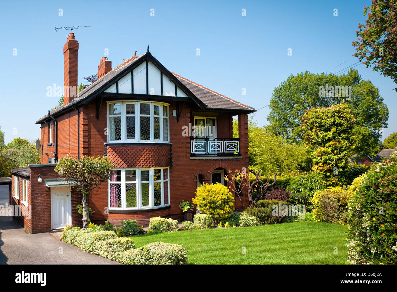 Typisch englisches Haus mit Garten Stockfoto