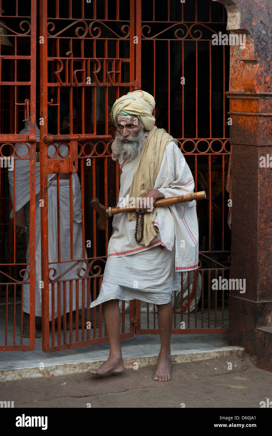 Ein Hindu Sadhu steht am Eingang zu einem Schrein an der Süd-Tür von der Jaggarnath-Tempel in Puri, Odisha, Indien Stockfoto